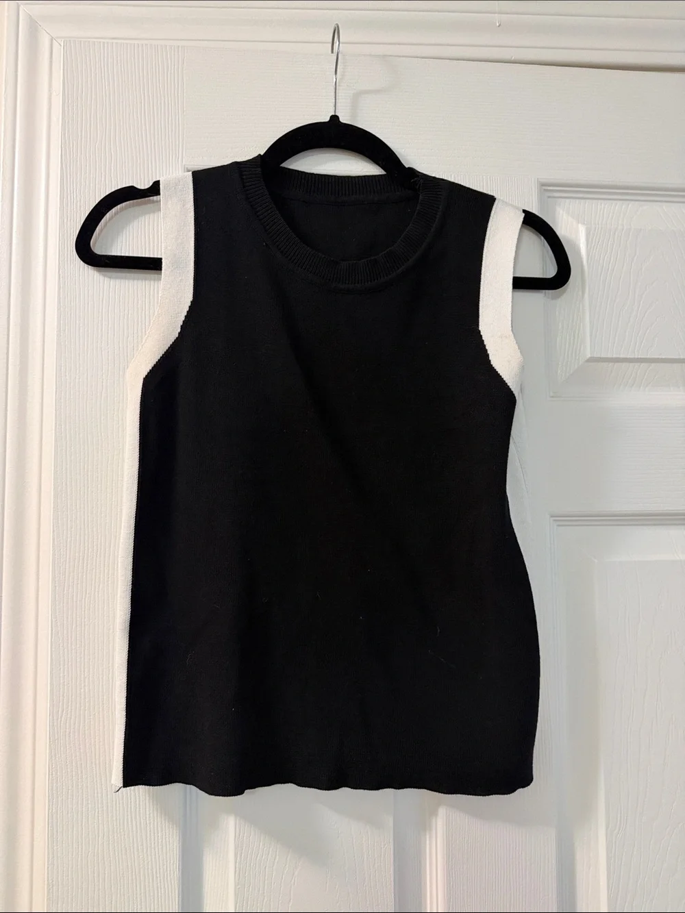 Classic Black & White Sleeveless Knit Top - Picture 1 of 2